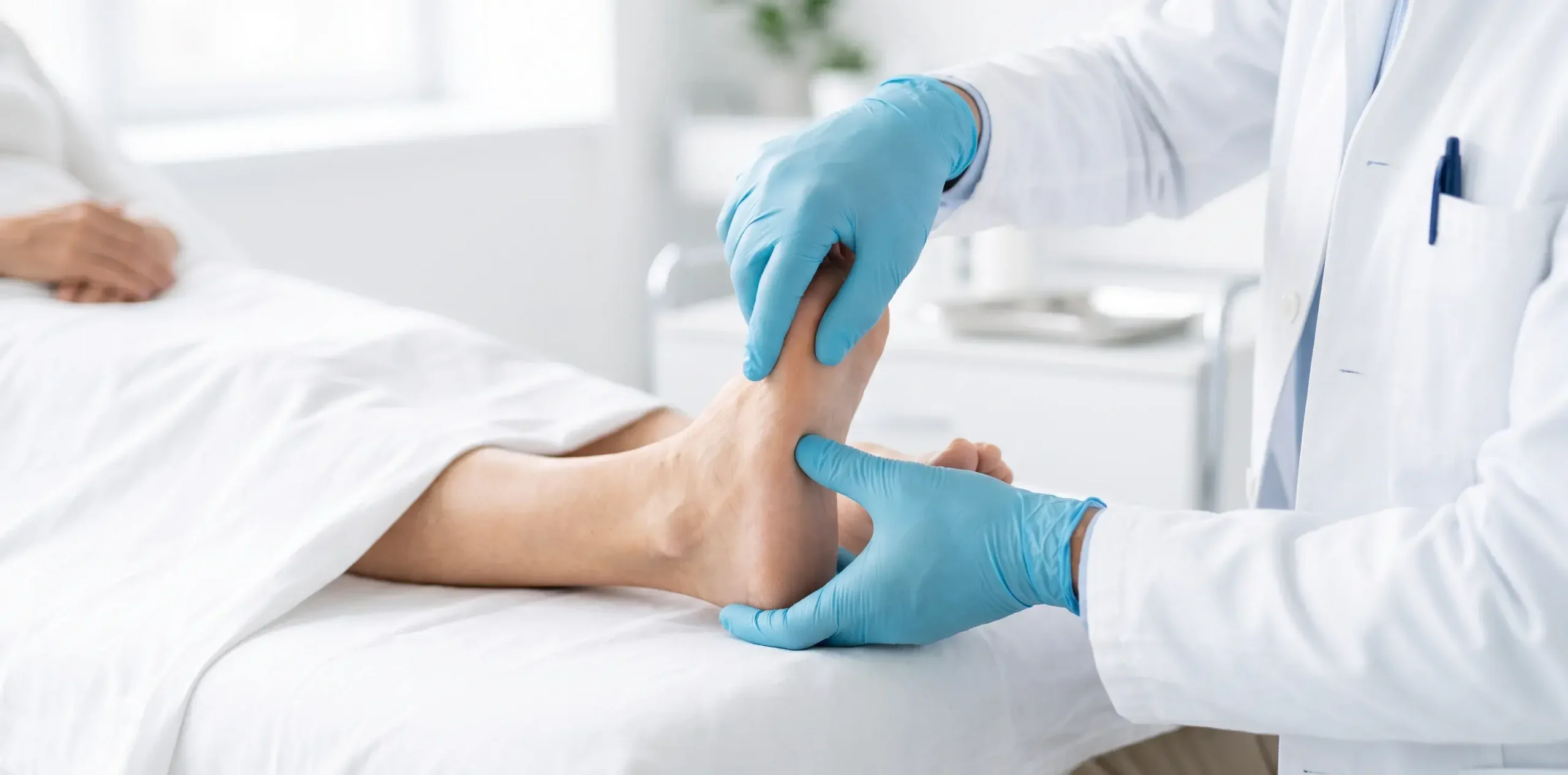 Visita del piede diabetico per riconoscere i sintomi iniziali e valutare il microcircolo